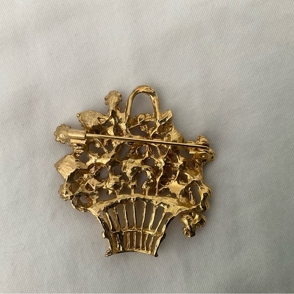 Elegant Gold Floral Brooch with Pearls and Gem Accents - Picture 4 of 4